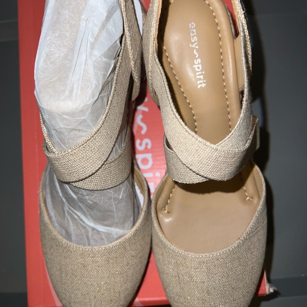 Easy Spirit Tan Sandals Comfortable Chic Design